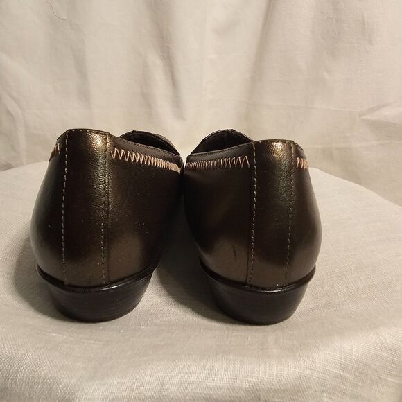 munro American Warm Medium Brown Leather Slip-on Loafers w a 1" Heel sz 8 - Picture 5 of 9
